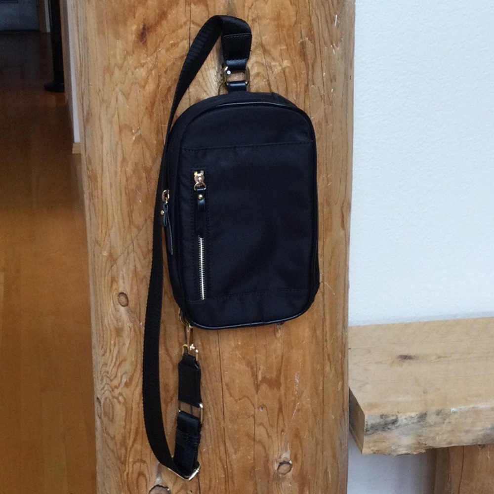NWOT Women’s Black/Gold Urban Expressions Crossbody Sling Bag